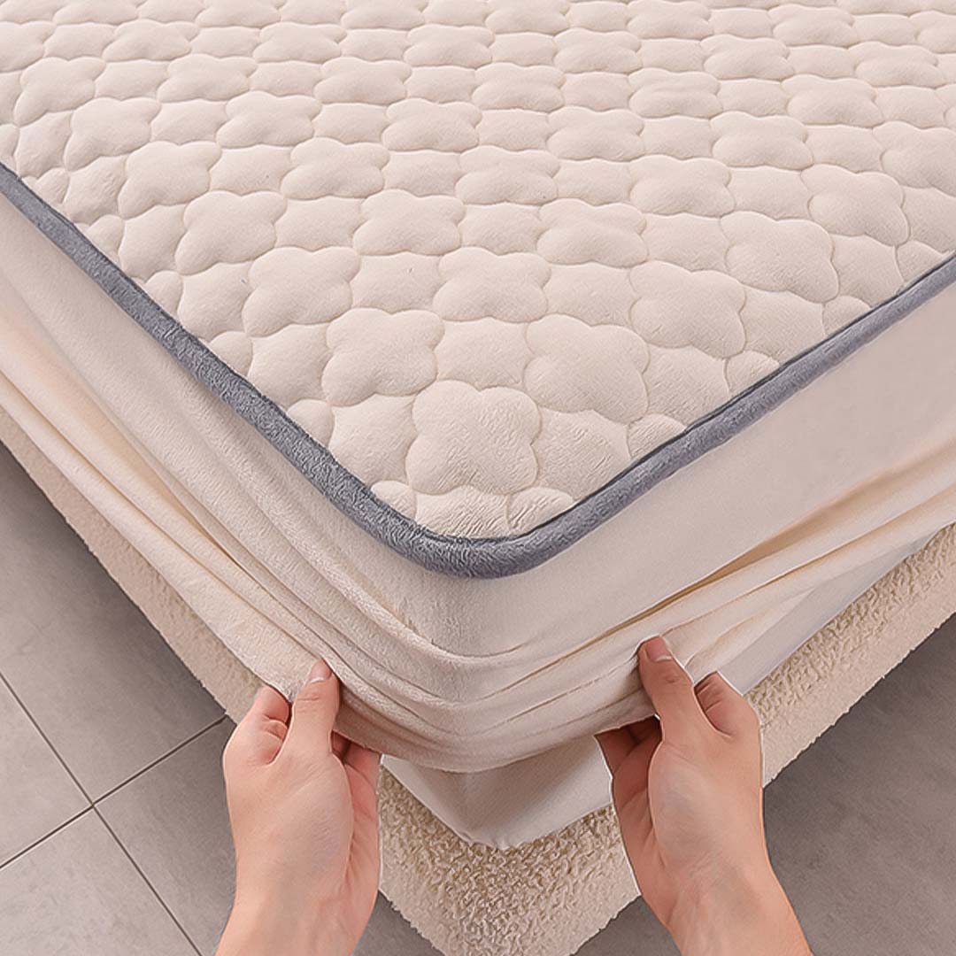 Clover Mattress Cover With Pillow Covers